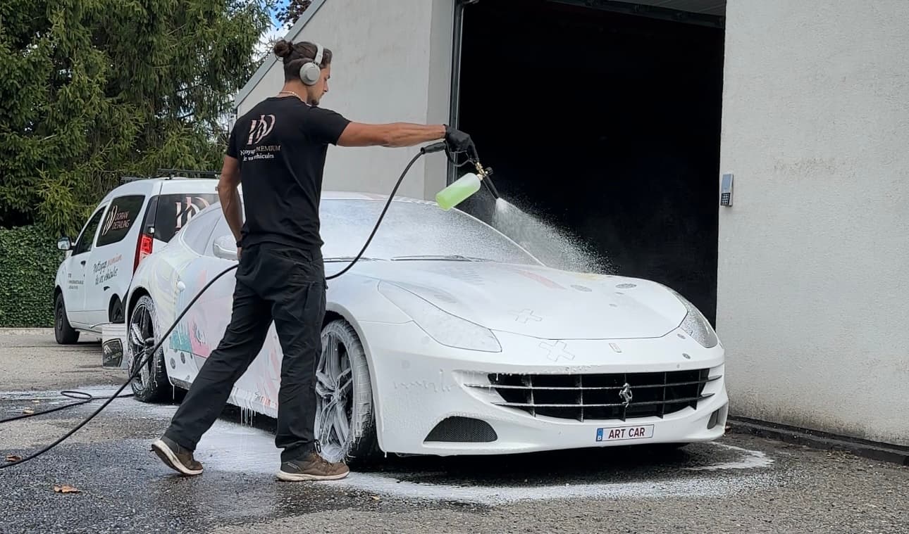 Dorian lavant une Ferrari FF à la mousse active devant l'atelier de Braine-l'Alleud